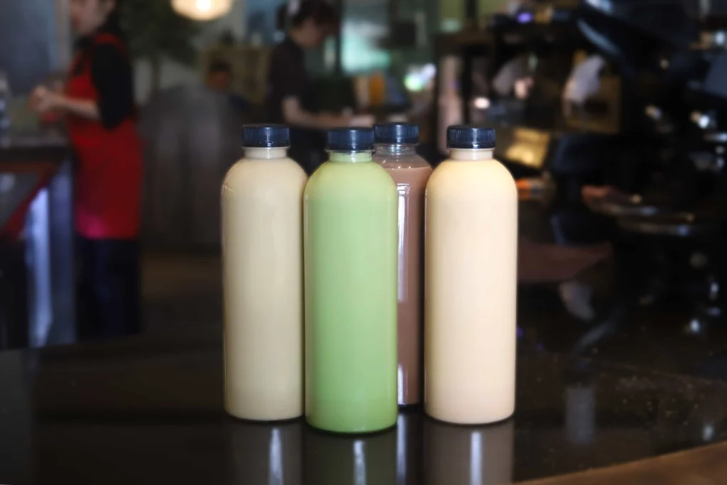 4 chai trà sữa đóng chai 1L gồm lục trà sữa, trà sữa Matcha, trà sữa Socola và Hồng trà sữa